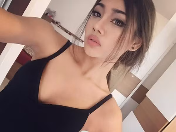 Được coi như bản sao của hot girl môi dày Lily Maymac, Naika Nayika sở hữu khuôn mặt sắc sảo, đôi môi gợi cảm và thân hình bốc lửa. Không chỉ gây chú ý vì vòng eo nhỏ gọn, săn chắc, 9X còn thu hút nhờ tài trang điểm, đặc biệt là khi tự “phù phép” bản thân giống với hình ảnh của nhiều hot girl, người mẫu nổi tiếng thế giới. Naika Nayika sinh năm 1993, ở Thâm Quyến, Trung Quốc và hiện học tập, làm việc tại Đại học Y Khoa Nam Kinh. Vẻ đẹp sắc sảo, mạnh mẽ cùng đường cong nóng bỏng trên cơ thể khiến mọi người bất ngờ khi biết cô đang làm bác sĩ. Nhung hot girl da nau, moi day noi tieng the gioi hinh anh 7