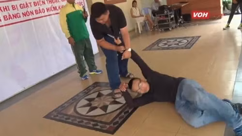 2-cach-thoat-than-khi-bi-tum-co-ao-danh-2