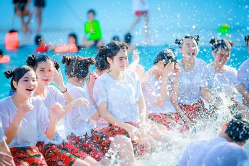Ở trường, lớp 12I nổi bật là tập thể quy tụ nhiều gái xinh. Mỗi hoạt động của trường tổ chức, lớp đều thanh gia tích cực và sôi nổi. Ở trường, lớp 12I nổi bật là tập thể quy tụ nhiều gái xinh. Mỗi hoạt động của trường tổ chức, lớp đều thanh gia tích cực và sôi nổi.