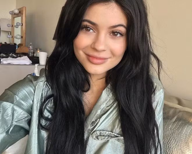 "Hot girl Hollywood" là danh xưng báo giới ưu ái gọi Kylie Jenner. Với khuôn mặt khả ái, thân hình gợi cảm và phong cách mặc thời thượng, Kylie đang sở hữu Instargram có hơn 30 triệu người theo dõi. Nhung hot girl da nau, moi day noi tieng the gioi hinh anh 5