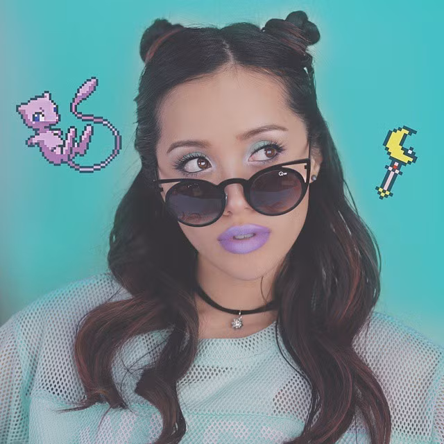 Michelle có nhiều vlog nói về cách trang điểm môi, chọn son, tô son... để có đôi môi dày gợi cảm. Không chỉ thế, "phù thủy trang điểm" còn thường xuyên thử những màu son lạ mắt. Làn da nâu trẻ trung cùng gương mặt châu Á của cô gái gốc Việt này khiến người hâm mộ nghê thuật làm đẹp trên toàn thế giới không khỏi hâm mộ. Nhung hot girl da nau, moi day noi tieng the gioi hinh anh 4