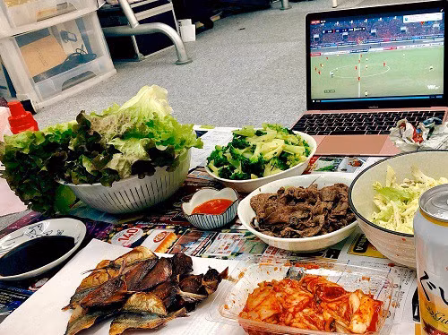 Bữa ăn nhóm sinh viên ở Tokyo chuẩn bị trong một lần cổ vũ đội tuyển Việt Nam. Ảnh: NVCC