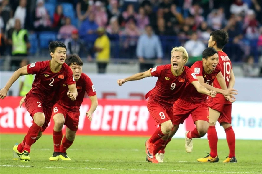 ĐT Việt Nam sẽ đi vào lịch sử Asian Cup khi là đội bóng đầu tiên được áp dụng công nghệ VAR ở sân chơi này. Ảnh: Hữu Phạm.