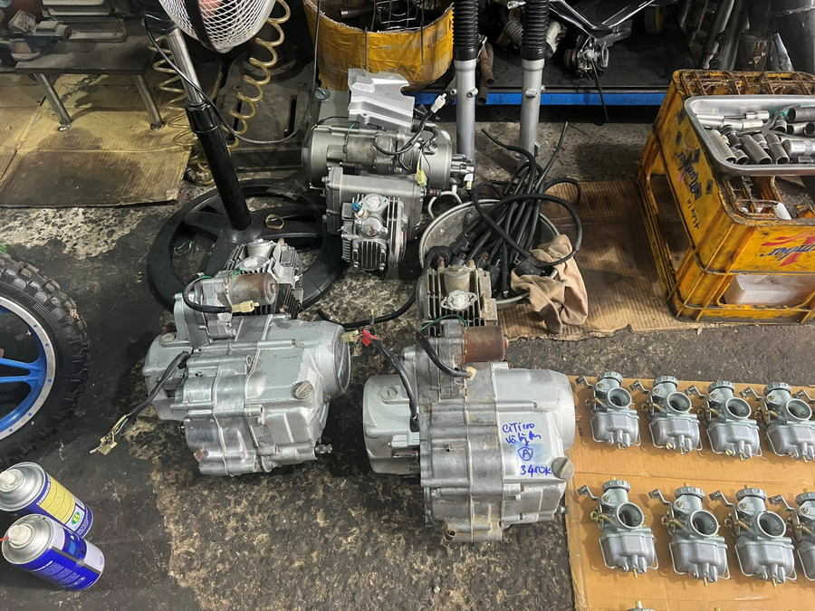 Các phụ tùng xe máy không rõ nguồn gốc, xuất xứ.