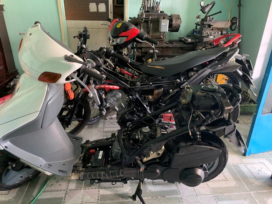 Nhiều xe bị tháo hết các phụ tùng.