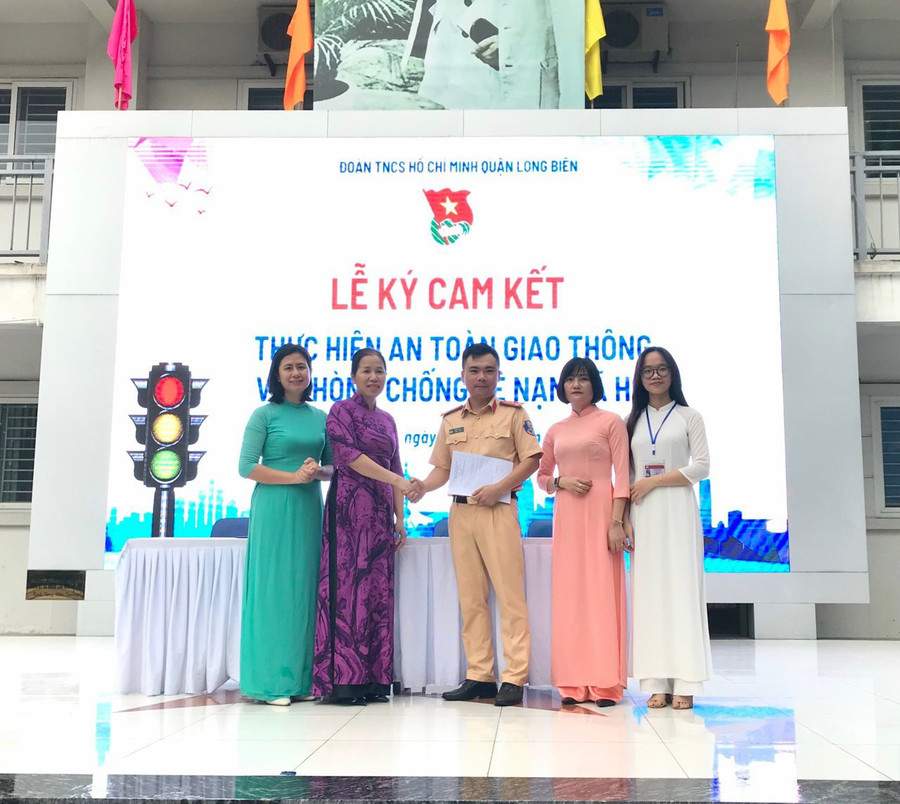 Nhà trường kí cam kết với lực lượng Công an quận trong tuyên truyền ATGT, phòng chống tác hại thuốc lá tới học sinh.