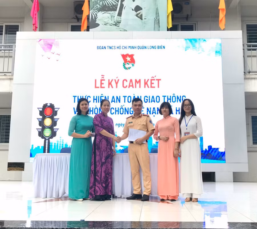 Nhà trường kí cam kết với lực lượng Công an quận trong tuyên truyền ATGT, phòng chống tác hại thuốc lá tới học sinh.