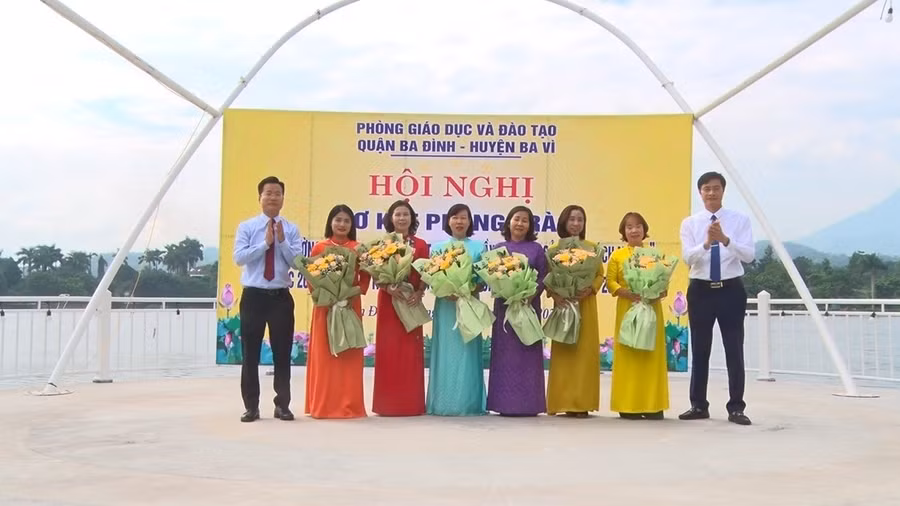 Lãnh đạo ngành Giáo dục Ba Vì và Ba Đình khen thưởng các đơn vị có thành tích cao trong thực hiện phong trào nhà trường cùng chung tay phát triển.