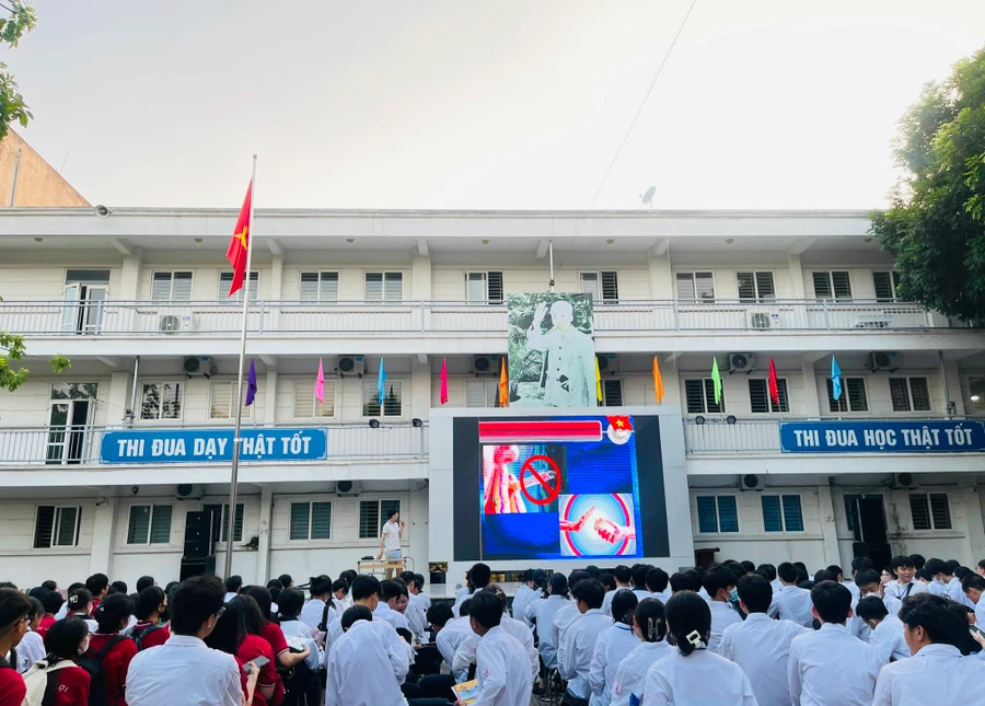 Buổi tuyên truyền về tác hại của thuốc lá tới học sinh tại Trường THPT Phúc Lợi, quận Long Biên, Hà Nội. 