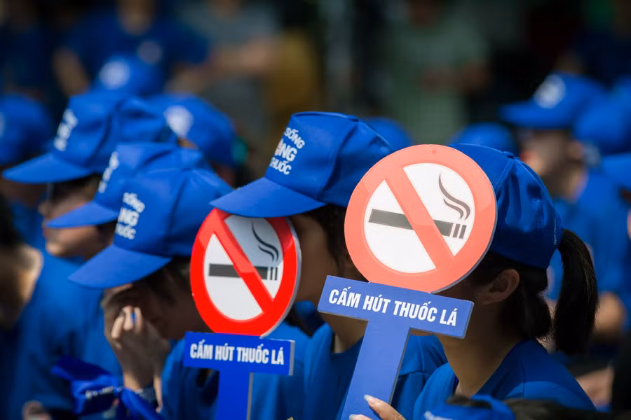 Đoàn viên, sinh viên các trường tuyên truyền về tác hại của thuốc lá đến cộng đồng