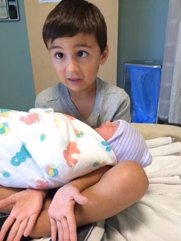 Biểu cảm cực đáng yêu của các bé khi lần đầu được làm anh làm chị ảnh 5