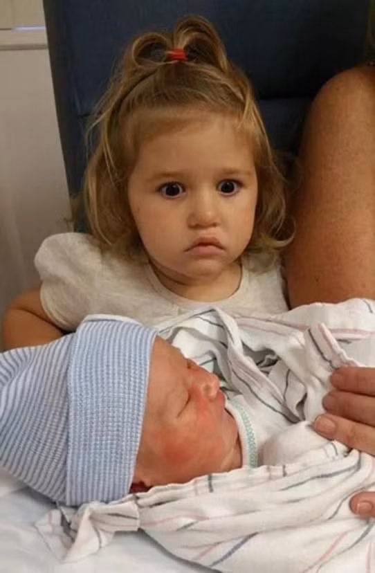 Biểu cảm cực đáng yêu của các bé khi lần đầu được làm anh làm chị ảnh 7