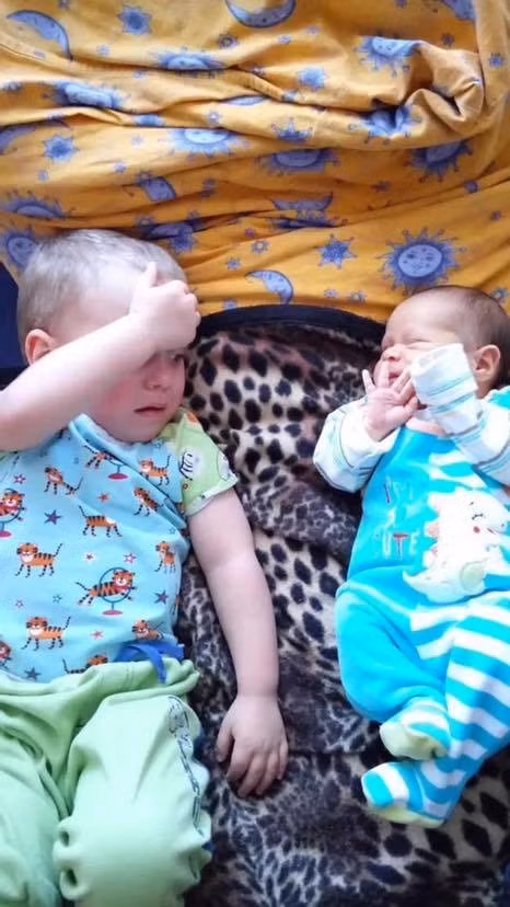 Biểu cảm cực đáng yêu của các bé khi lần đầu được làm anh làm chị ảnh 8