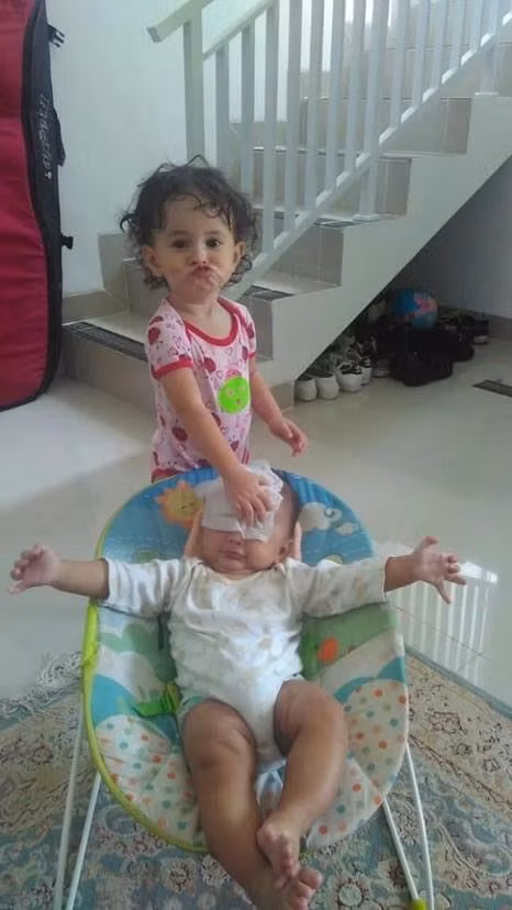 Biểu cảm cực đáng yêu của các bé khi lần đầu được làm anh làm chị ảnh 9