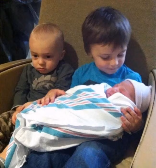 Biểu cảm cực đáng yêu của các bé khi lần đầu được làm anh làm chị ảnh 3
