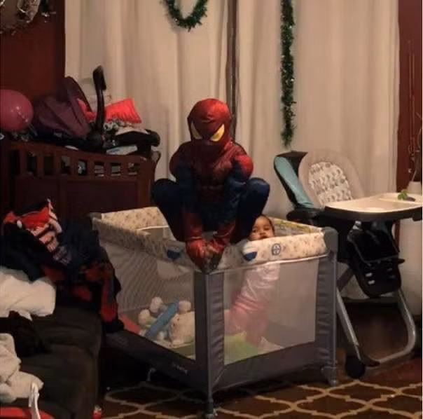 Biểu cảm cực đáng yêu của các bé khi lần đầu được làm anh làm chị ảnh 10