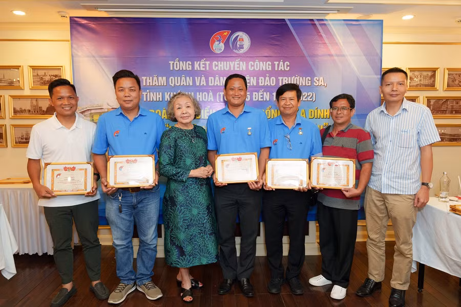 Tặng bằng khen cho các cá nhân có hoạt động tích cực vì công tác Đoàn và Quỹ học bổng Vừ A Dính