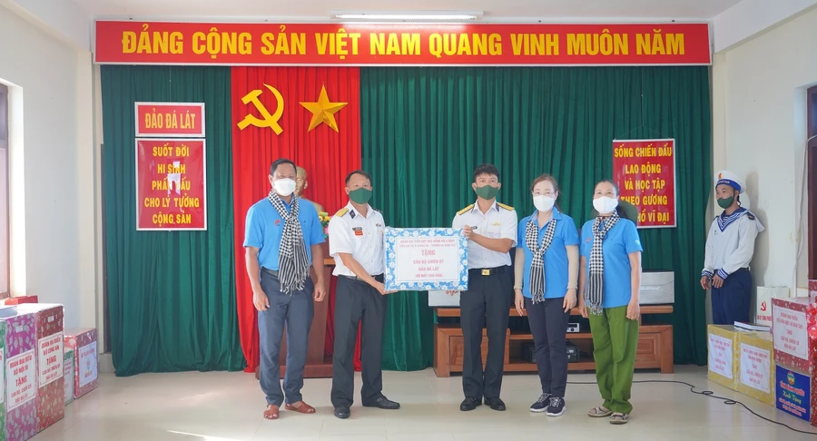 Đoàn công tác thăm và tặng quà cho quân và dân trên quần đảo Trường Sa