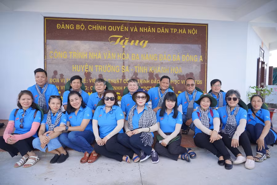 Đại diện các đơn vị tham gia đoàn công tác chụp ảnh kỉ niệm