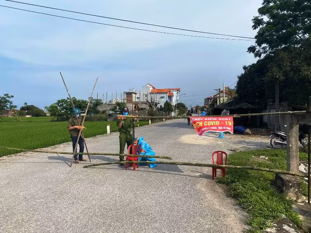 Khoanh vùng thôn Quan Nhân, không ai ra - vào.