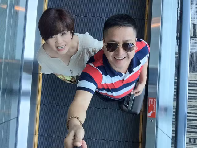 NSƯT Chí Trung thích thú chia sẻ khoảnh khắc trẻ trung của hai vợ chồng.