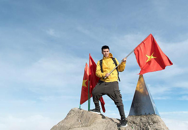 Tùng Anh tự tin với chiều cao mới 1m76. chang-trai-ha-thanh-ton-gan-100-trieu-dong-phau-thuat-keo-chan-tu-1m67-len-1m76-3