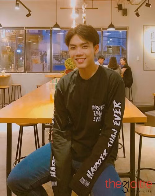 Chu Hoài Bảo sinh năm 1995, đang sinh sống tại TP. HCM. Hiện tại, Bảo là blogger khá nổi ở Sài Thành.