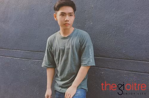 Cơ duyên trở thành blogger đến với 9x rất tự nhiên: "Mới đầu mình chỉ làm để thỏa mãn những gì mình muốn nói. Cho đến khi mình làm vlog "Đàn ông Sở Khanh" thì được rất nhiều người biết đến, dành lời khen và ủng hộ mình. từ đó mình đã có động lực để tiếp tục làm thêm nhiều vlog hay hơn thực tế hơn nữa để phục vụ mọi người".