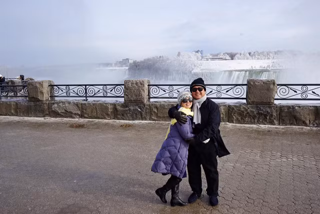 Vợ chồng “Táo Giao thông” Chí Trung lãng mạn giữa trời Tây