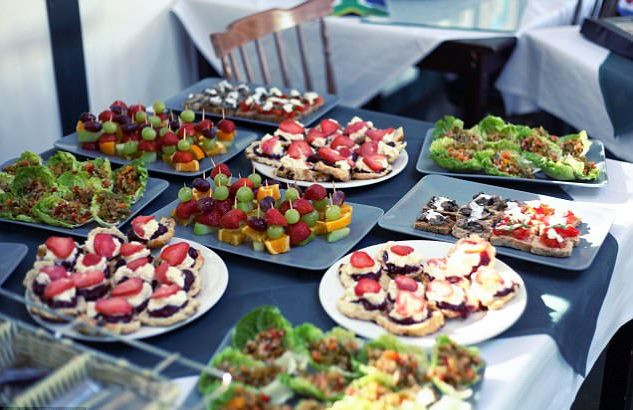 Đám cưới “siêu tiết kiệm” ở Anh ảnh 1 Cận cảnh bàn tiệc bắt mắt từ đồ ăn hết hạn