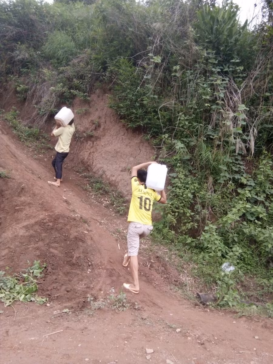 Lấy nước xây trường...