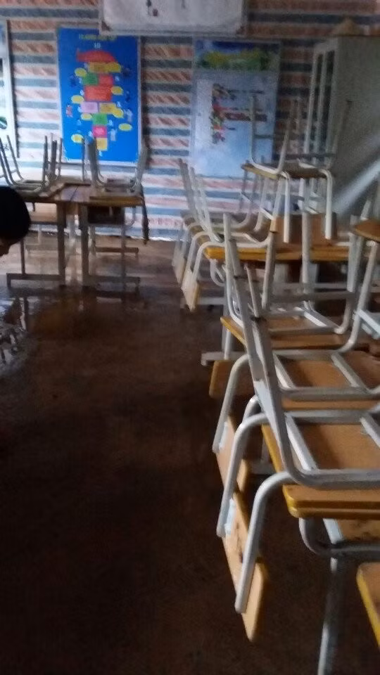 Nước dâng cao, tràn vào lớp học....