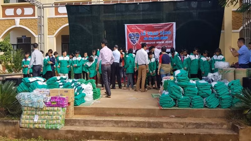 Báo Giáo dục và Thời đại kết nối, trao tặng những phần quà ý nghĩa cho học sinh.