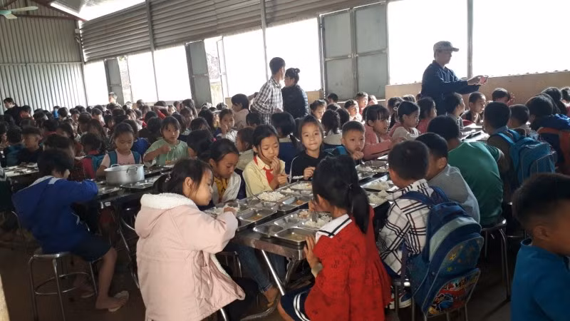 Một bữa ăn bán trú của học sinh.