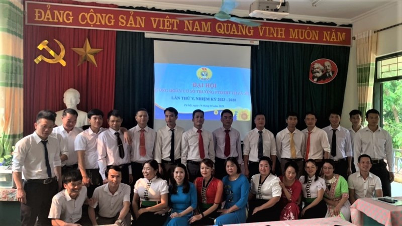 Tập thể chi bộ nhà trường. Tập thể chi bộ nhà trường.