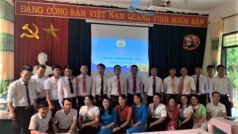 Tập thể chi bộ nhà trường.