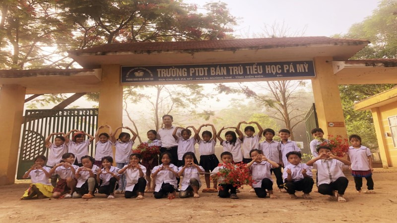 Hiệu trưởng nhà trường chụp ảnh lưu niệm cùng học sinh. Hiệu trưởng nhà trường chụp ảnh lưu niệm cùng học sinh.