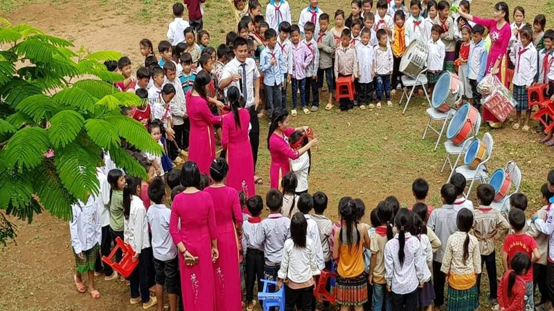 Một buổi học ngoại khóa của cô trò nhà trường. Một buổi học ngoại khóa của cô trò nhà trường.