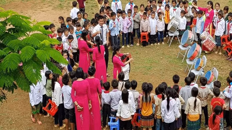 Một buổi học ngoại khóa của cô trò nhà trường.