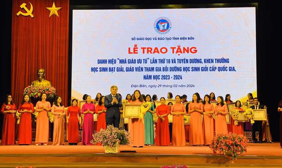 Thừa ủy quyền của Chủ tịch nước, ông Lò Văn Tiến - Phó Chủ tịch UBND tỉnh Điện Biên trao tặng danh hiệu Nhà giáo ưu tú cho cô Lê Thị Nga.