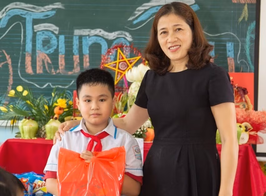 Cô Lê Thị Nga trao quà trung thu cho học sinh nhà trường.