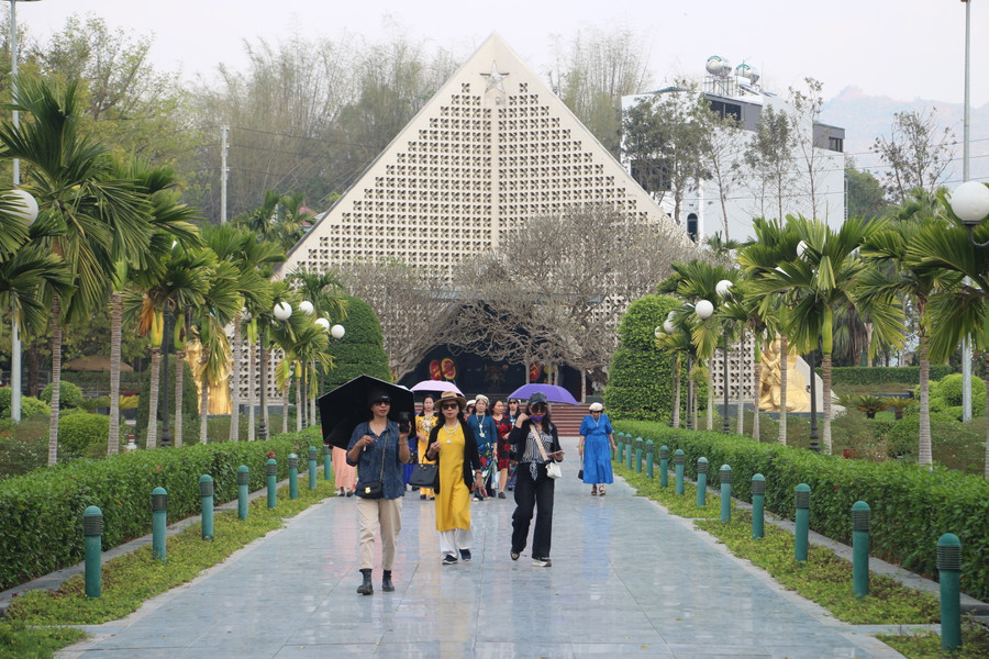 Du khách đến dâng hương tại Nghĩa trang A1. Du khách đến dâng hương tại Nghĩa trang A1.