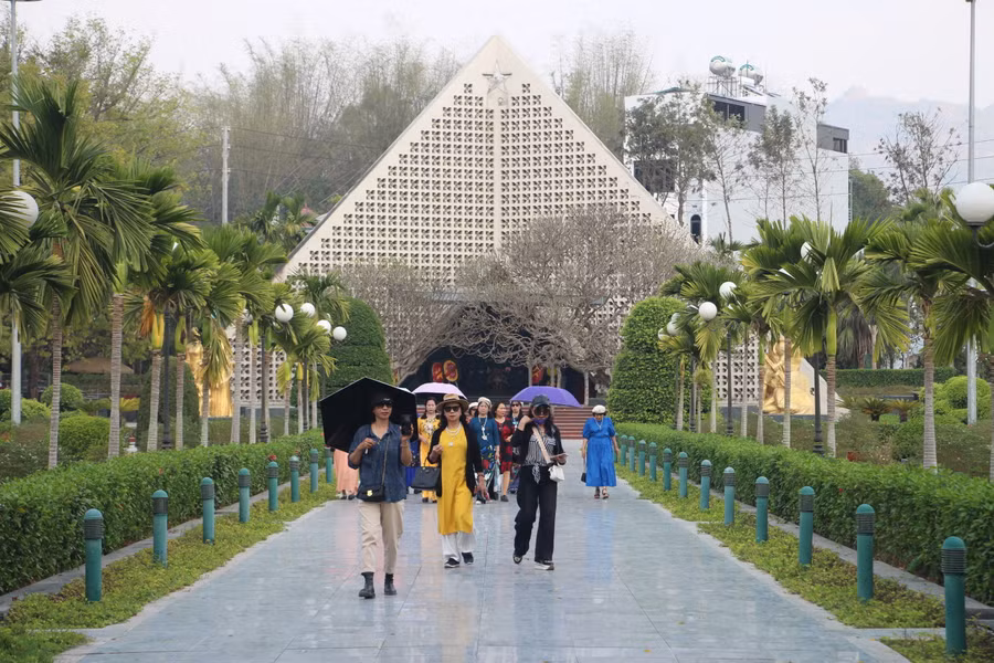 Du khách đến dâng hương tại Nghĩa trang A1.