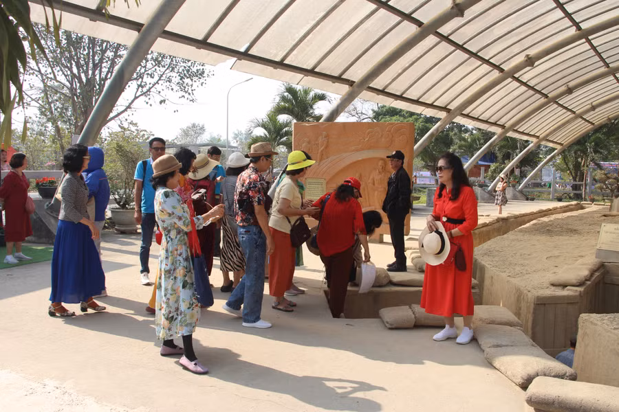 Hầm Đờ-Cát liên tục tiếp đón các đoàn du khách tới tham quan.