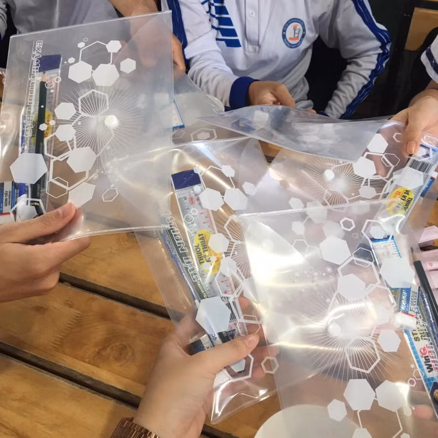 Tâm lý như thầy giáo trường người ta: Trước khi trò đi thi mua tặng bộ đồ dùng học tập trang bị tận tay!-1