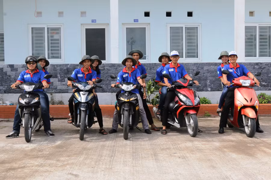 Đội xe tình nguyện chở thí sinh đã sẵn sàng phục vụ. Ảnh: Q. Ngữ