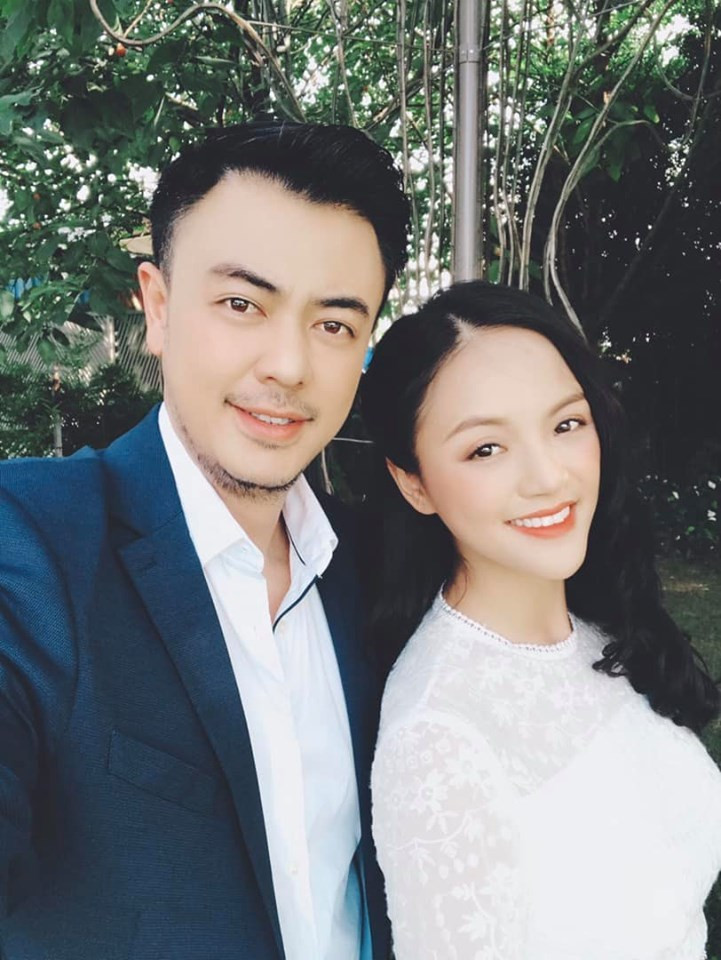 Tuấn Tú và Thu Quỳnh chụp ảnh trong ngày quay cảnh cuối phim. Hé lộ cảnh cuối phim