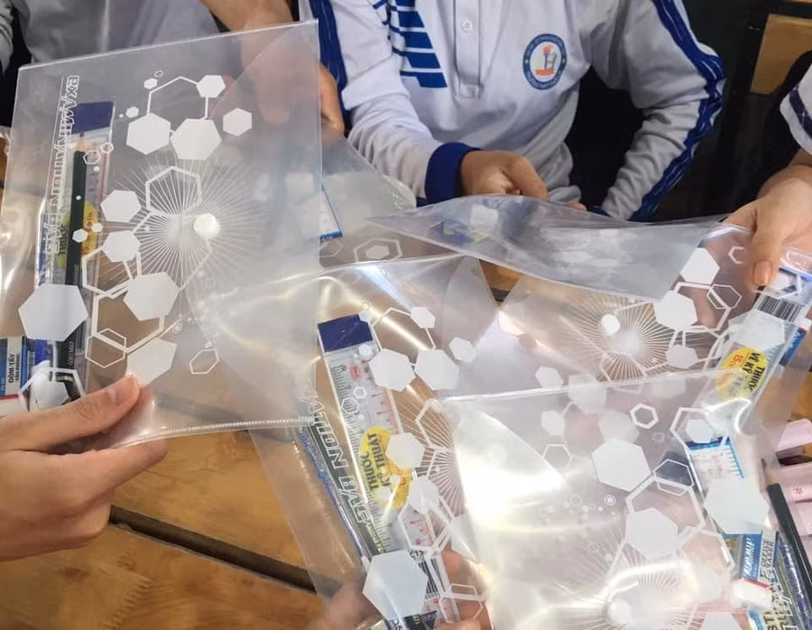 Tâm lý như thầy giáo trường người ta: Trước khi trò đi thi mua tặng bộ đồ dùng học tập trang bị tận tay!