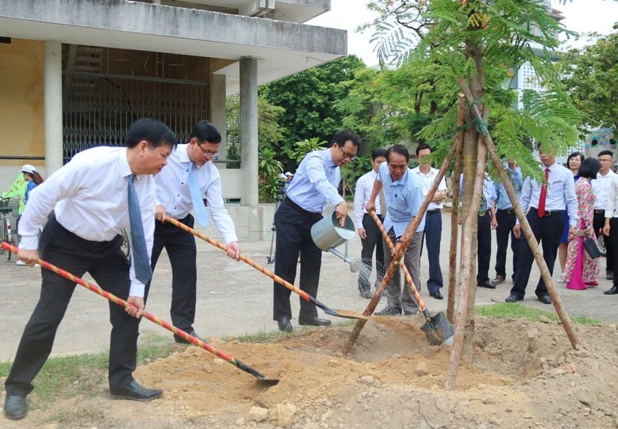 Thứ trưởng Bộ GD&ĐT Nguyễn Văn Phúc cùng lãnh đạo tỉnh Thừa Thiên Huế trồng cây xanh trong khuôn viên Trường Đại học Sư phạm Huế