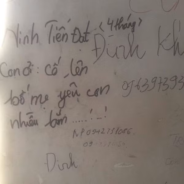 ”Con ơi, cố lên. Bố mẹ yêu con nhiều lắm…”